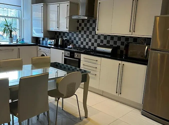 West End -Stunning, 2 Bedroom, Main Door Flat With Private Parking