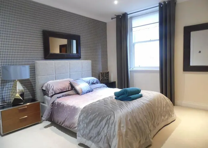 West End -Stunning, 2 Bedroom, Main Door Flat With Private Parking