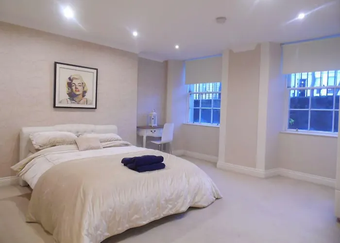 West End -Stunning, 2 Bedroom, Main Door Flat With Private Parking