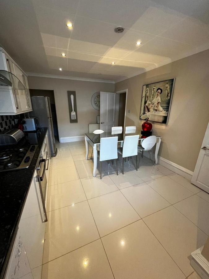Appartamento West End -stunning, 2 Bedroom, Main Door Flat With Private Parking *