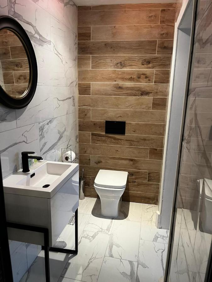 Appartamento West End -stunning, 2 Bedroom, Main Door Flat With Private Parking *