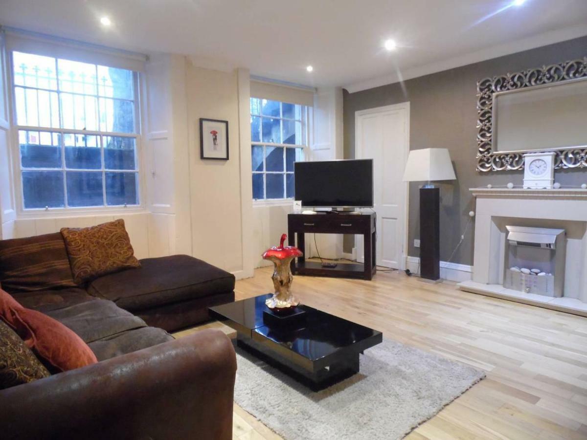 Apartment West End -stunning, 2 Bedroom, Main Door Flat With Private Parking *